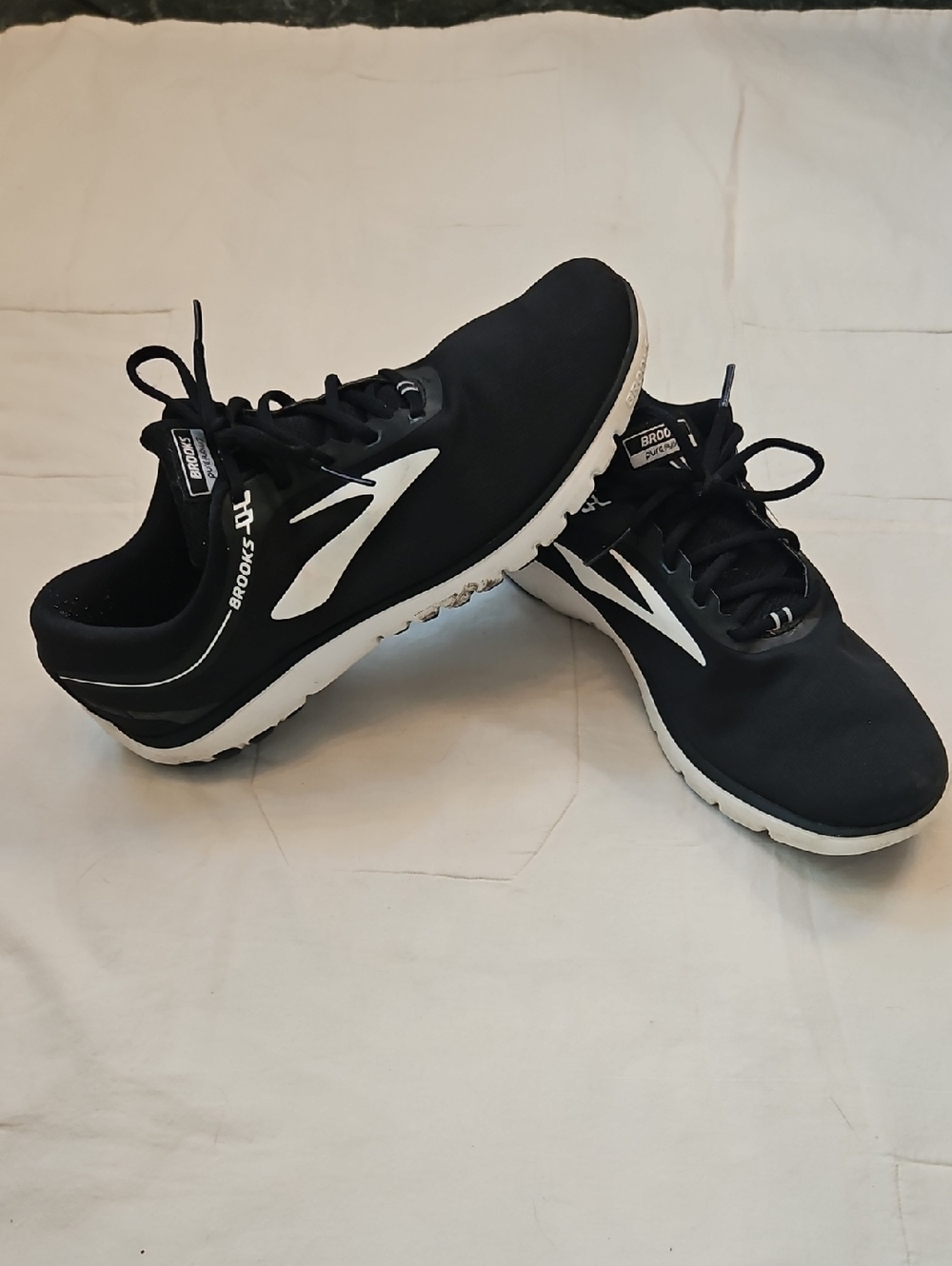 Brooks Pure Flow 7 Men’s Black and White Athletic Running Shoes Size 11
